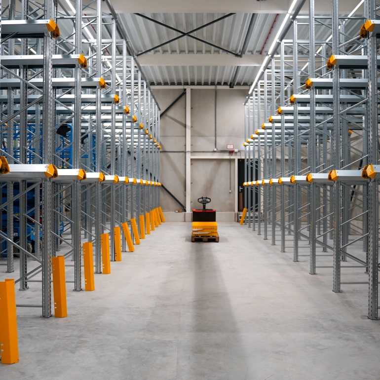 Drive-in stellingen: compacte opslag voor grote volumes