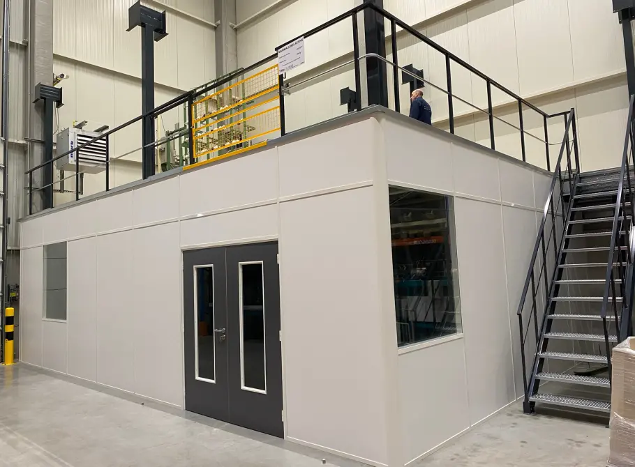 Platform/mezzanine met <span>bureelcabine