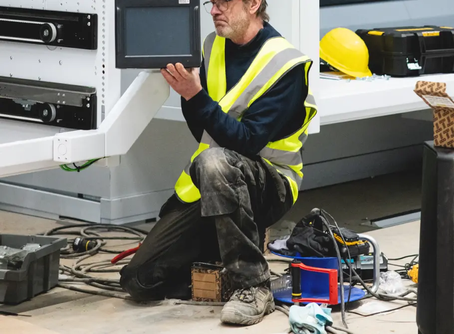 De installatie van liften en palletrekken