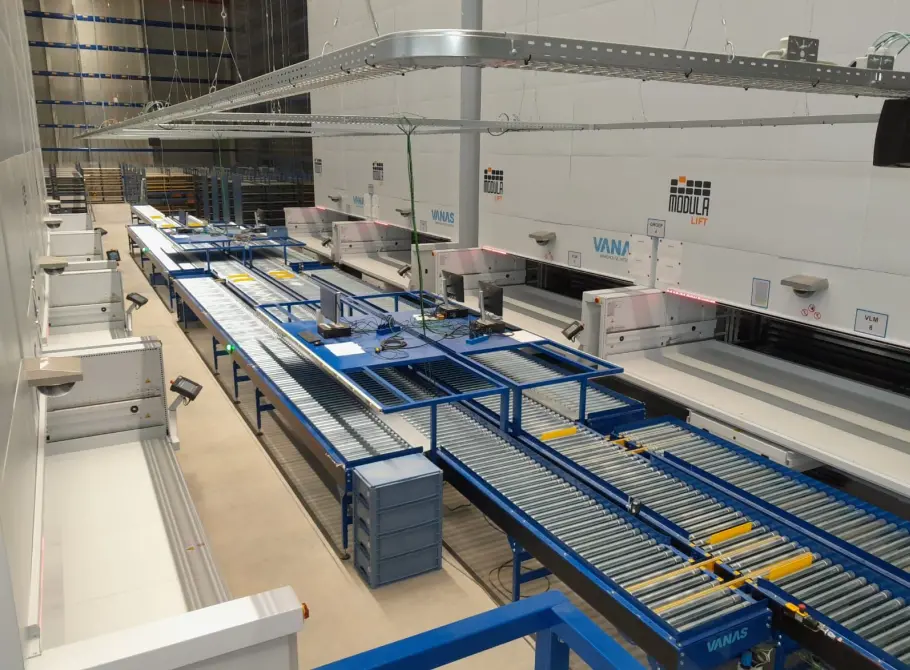 Magazijninrichting van de bovenste plank